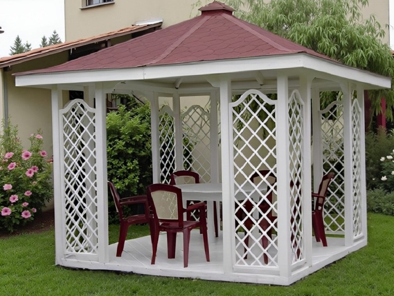 Altana 3 czterokątna wykonana z drewna sosnowego, kryta gontem bitumicznym.