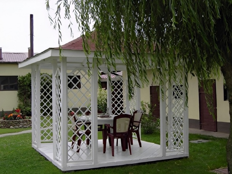 Altana 3 czterokątna wykonana z drewna sosnowego, kryta gontem bitumicznym.