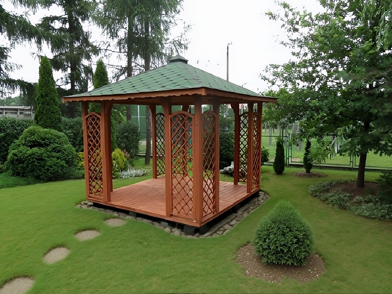 Altana 3 czterokątna wykonana z drewna sosnowego, kryta gontem bitumicznym.