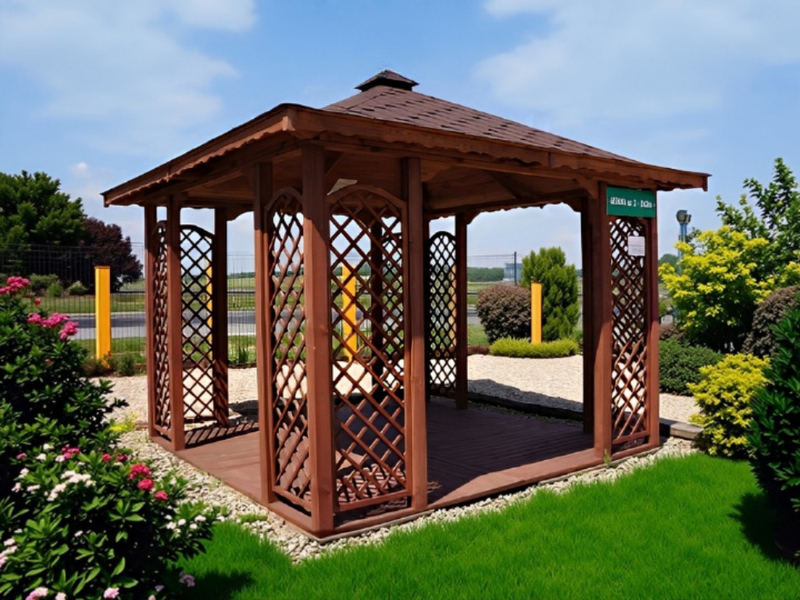 Altana 3 czterokątna wykonana z drewna sosnowego, kryta gontem bitumicznym.