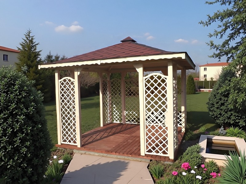 Altana 3 czterokątna wykonana z drewna sosnowego, kryta gontem bitumicznym.