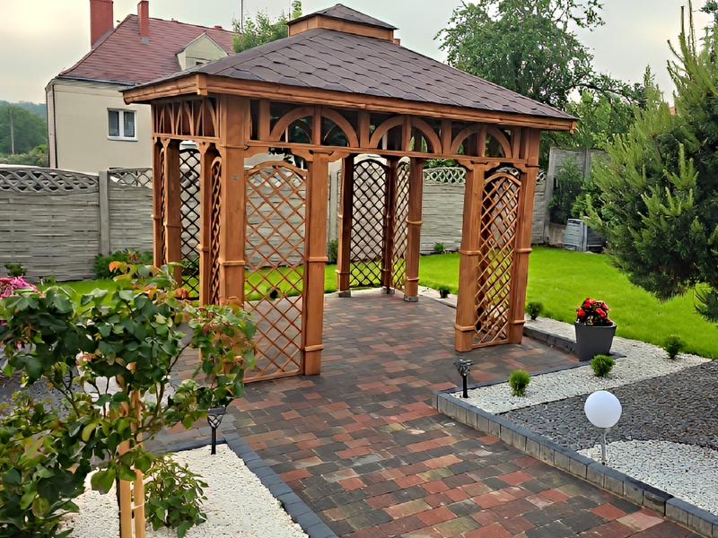 Altana 5 czterokątna klasyczna i elegancka, ryflowane słupy.