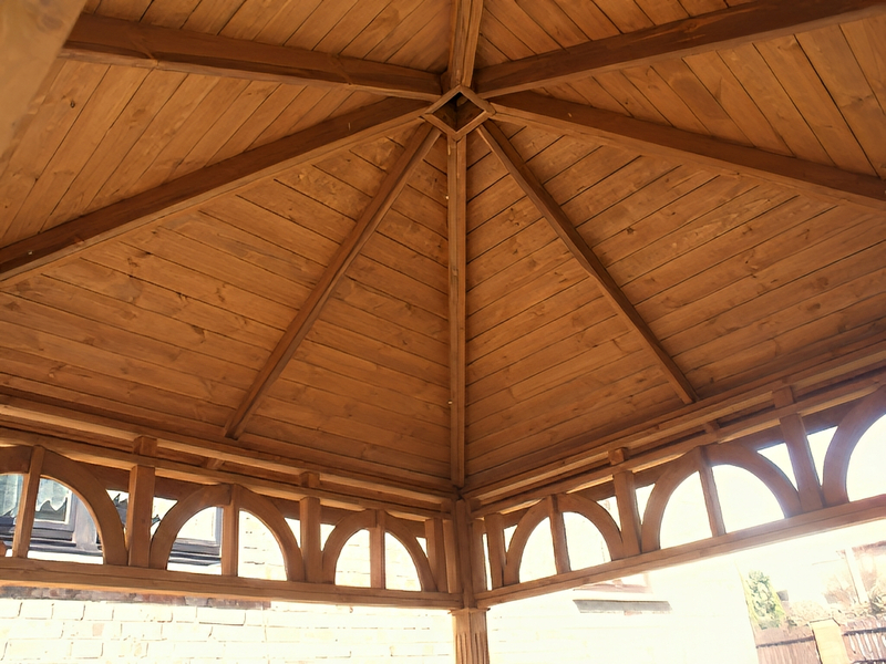 Altana 6 czterokątna wykonana z drewna sosnowego, ryflowane słupy.