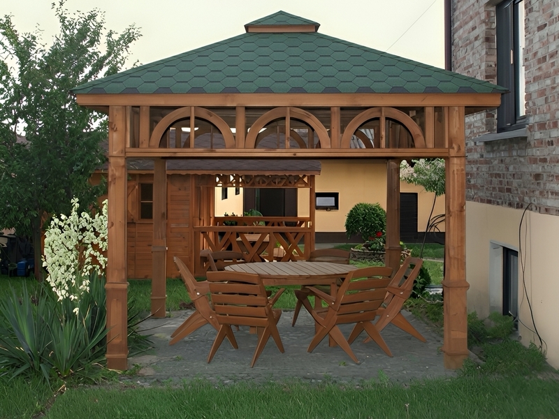 Altana 6 czterokątna wykonana z drewna sosnowego, ryflowane słupy.