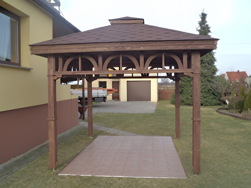 Altana 6 czterokątna wykonana z drewna sosnowego, ryflowane słupy.