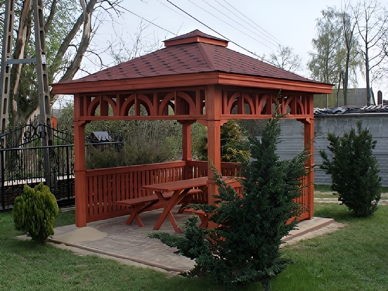 Altana 6 czterokątna, podłoga i płotki, ryflowane słupy. Altana 6 czterokątna, podłoga i płotki, ryflowane słupy.