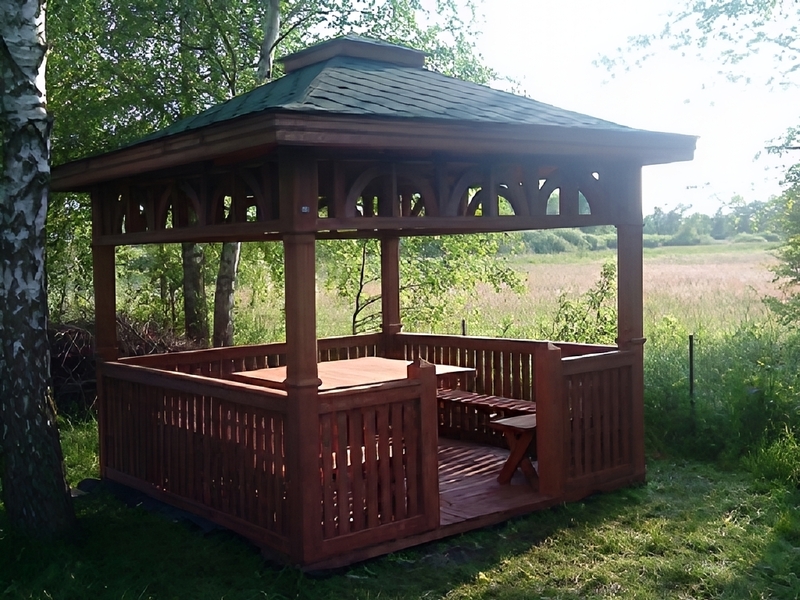 Altana 6 czterokątna, podłoga i płotki, ryflowane słupy. Altana 6 czterokątna, podłoga i płotki, ryflowane słupy.