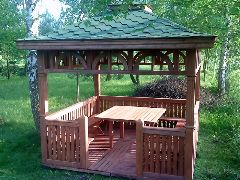 Altana 6 czterokątna, podłoga i płotki, ryflowane słupy. Altana 6 czterokątna, podłoga i płotki, ryflowane słupy.