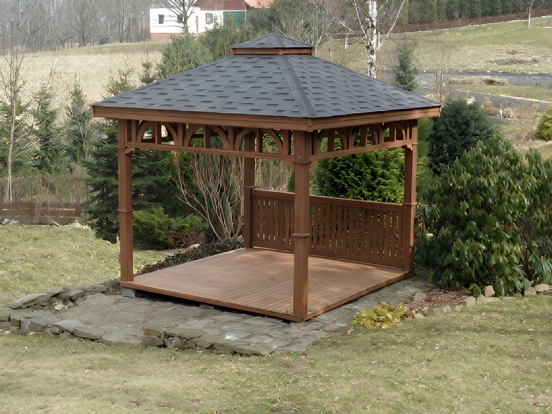 Altana 6 czterokątna, podłoga i płotki, ryflowane słupy. Altana 6 czterokątna, podłoga i płotki, ryflowane słupy.