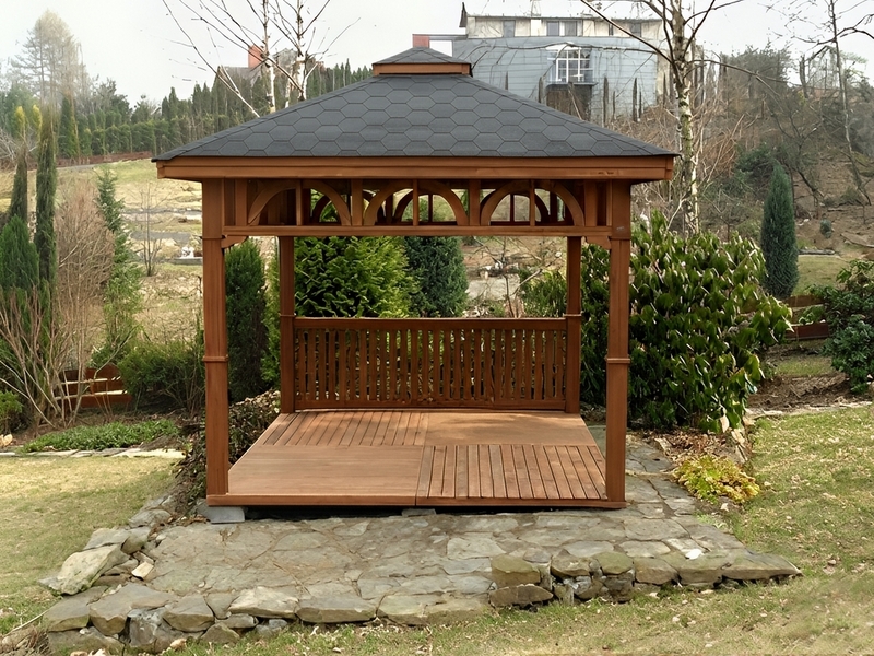 Altana 6 czterokątna, podłoga i płotki, ryflowane słupy. Altana 6 czterokątna, podłoga i płotki, ryflowane słupy.