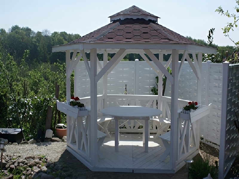 Altana 1 sześciokątna wykonana z drewna sosnowego, kryta gontem bitumicznym.