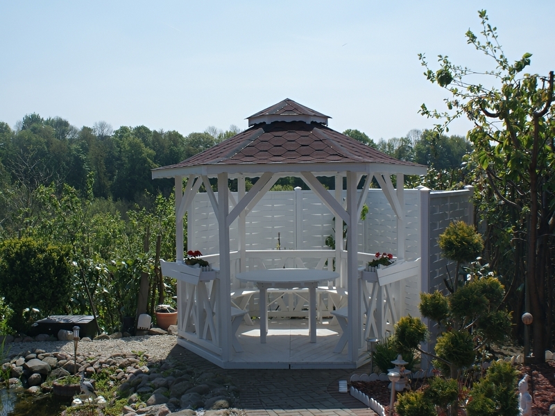 Altana 1 sześciokątna wykonana z drewna sosnowego, kryta gontem bitumicznym.