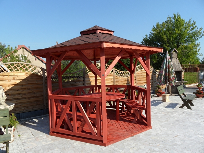 Altana 1 sześciokątna wykonana z drewna sosnowego, kryta gontem bitumicznym.