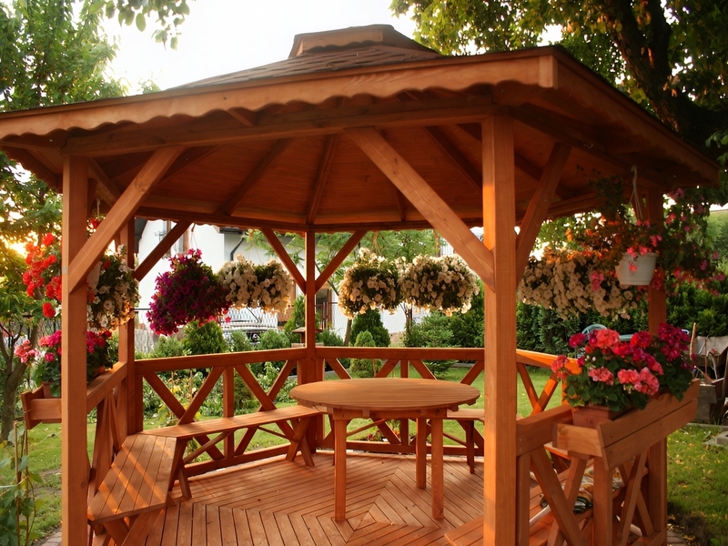 Altana 1 sześciokątna wykonana z drewna sosnowego, kryta gontem bitumicznym.