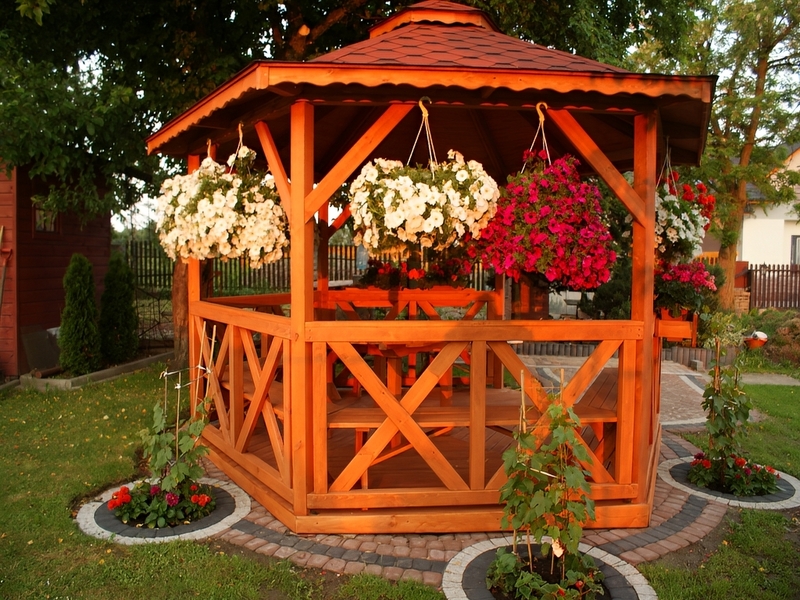 Altana 1 sześciokątna wykonana z drewna sosnowego, kryta gontem bitumicznym.