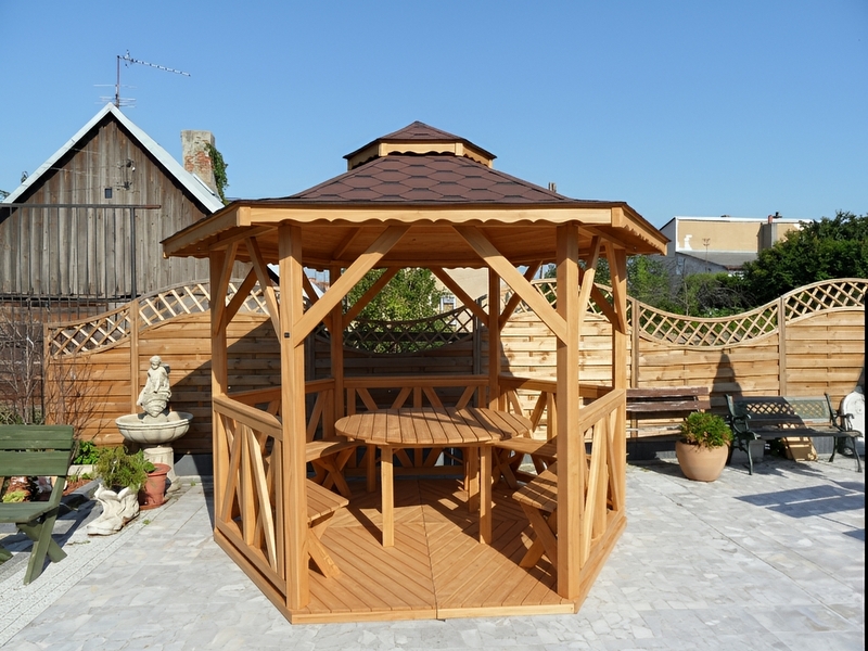 Altana 1 sześciokątna wykonana z drewna sosnowego, kryta gontem bitumicznym.