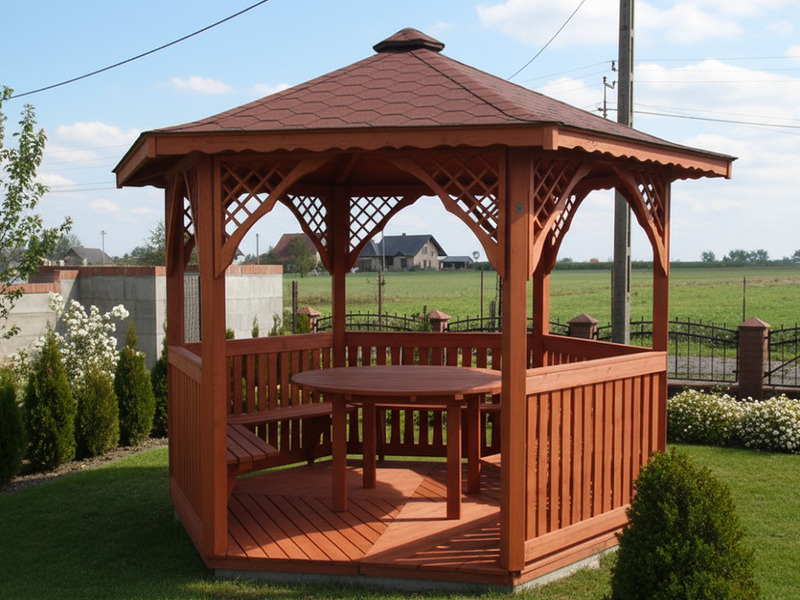 Altana 2 sześciokątna wykonana z drewna sosnowego, kryta gontem bitumicznym.