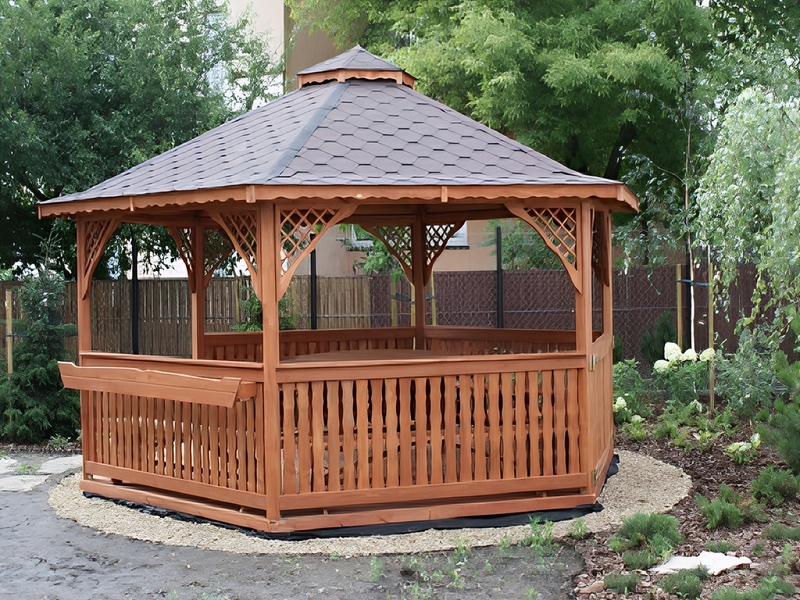 Altana 2 sześciokątna wykonana z drewna sosnowego, kryta gontem bitumicznym. Ruchomy blat. Altana 2 sześciokątna wykonana z drewna sosnowego, kryta gontem bitumicznym. Ruchomy blat.