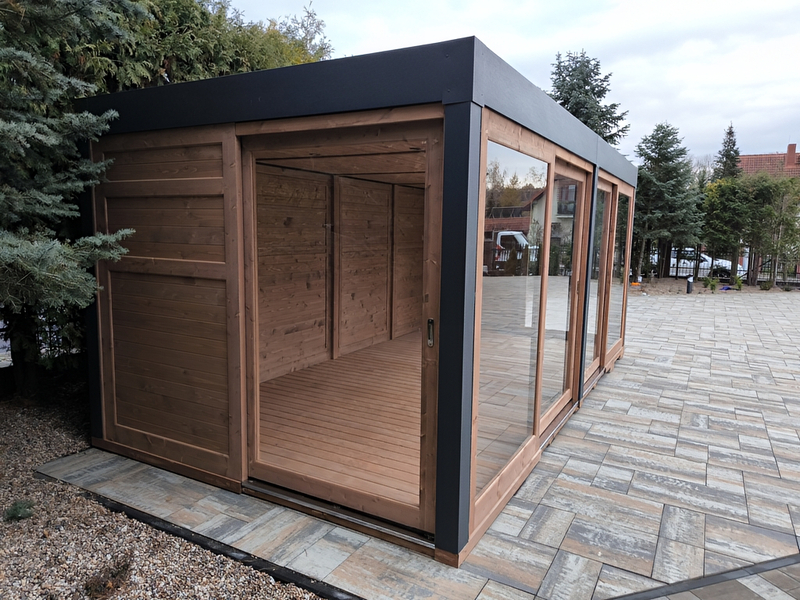 Altana 13 drewniana sosnowa sześciokątna, grube słupy.