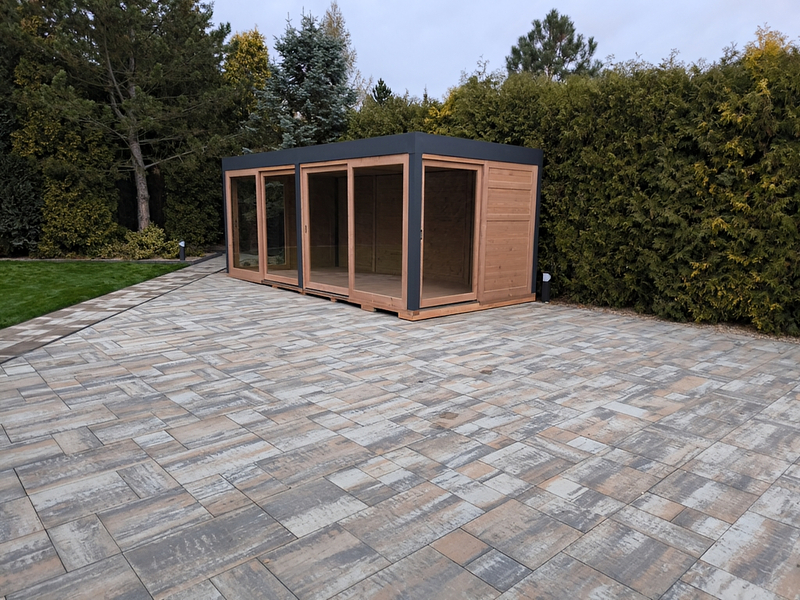 Altana 13 drewniana sosnowa sześciokątna, grube słupy.