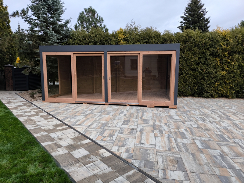 Altana 13 drewniana sosnowa sześciokątna, grube słupy.