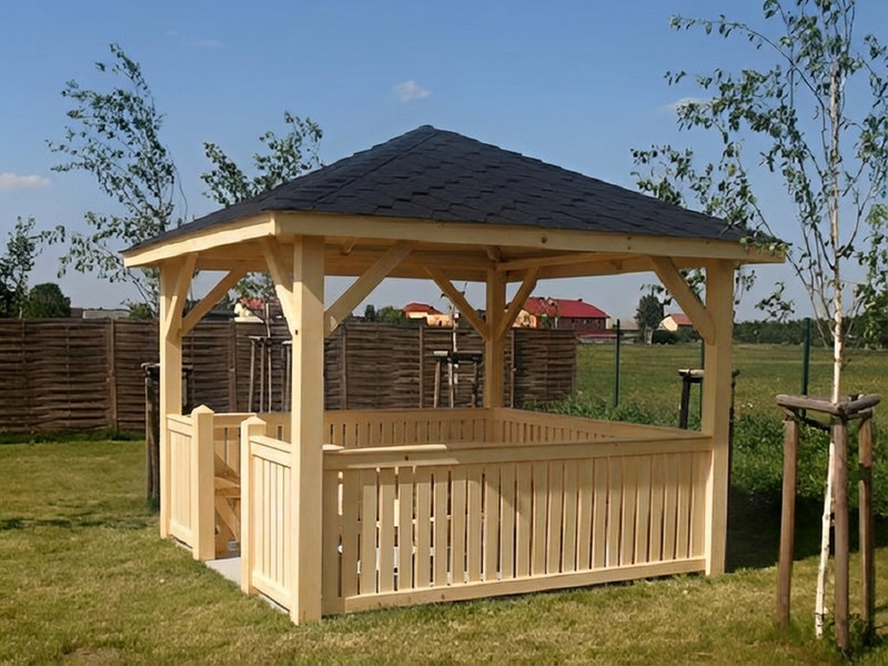 Altana 16 drewniana sosnowa czterokątna.