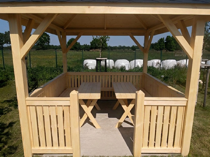 Altana 16 drewniana sosnowa czterokątna.