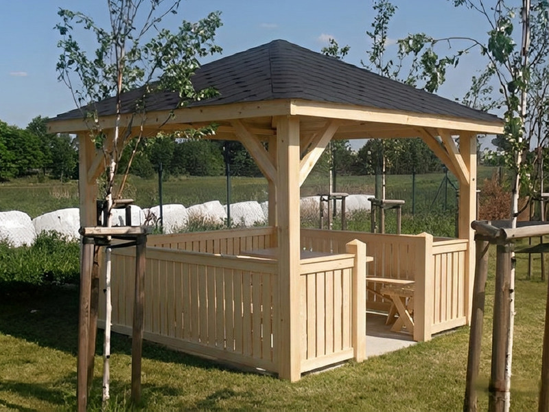 Altana 16 drewniana sosnowa czterokątna.