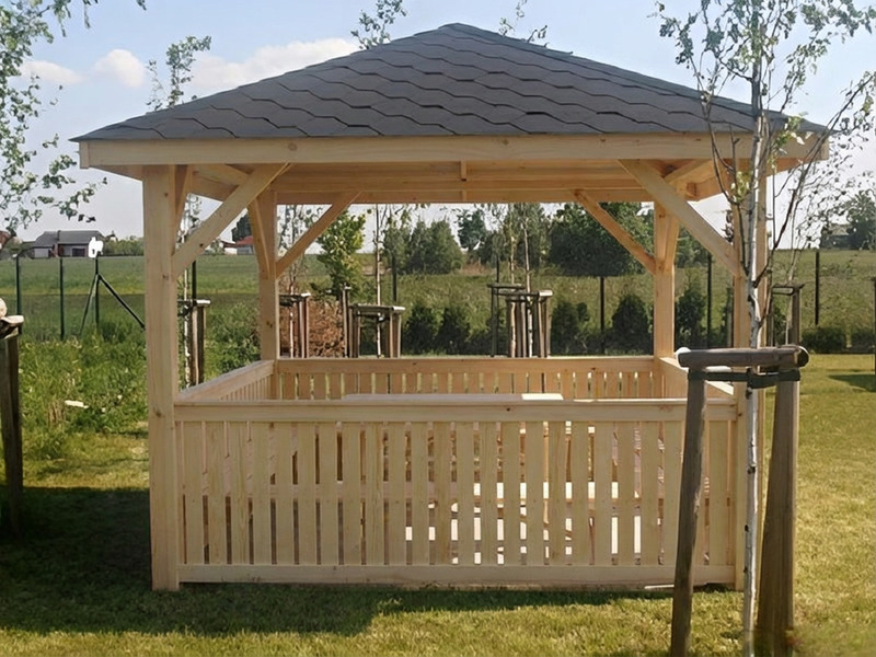 Altana 16 drewniana sosnowa czterokątna.