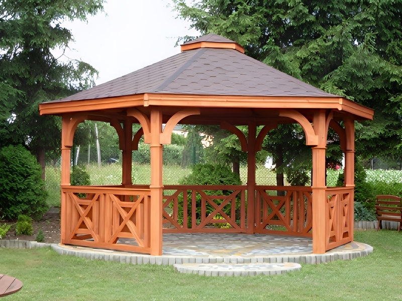 Altana 17 drewniana sosnowa sześciokątna, ryflowane słupy.