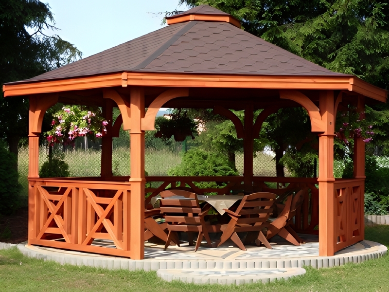 Altana 17 drewniana sosnowa sześciokątna, ryflowane słupy.