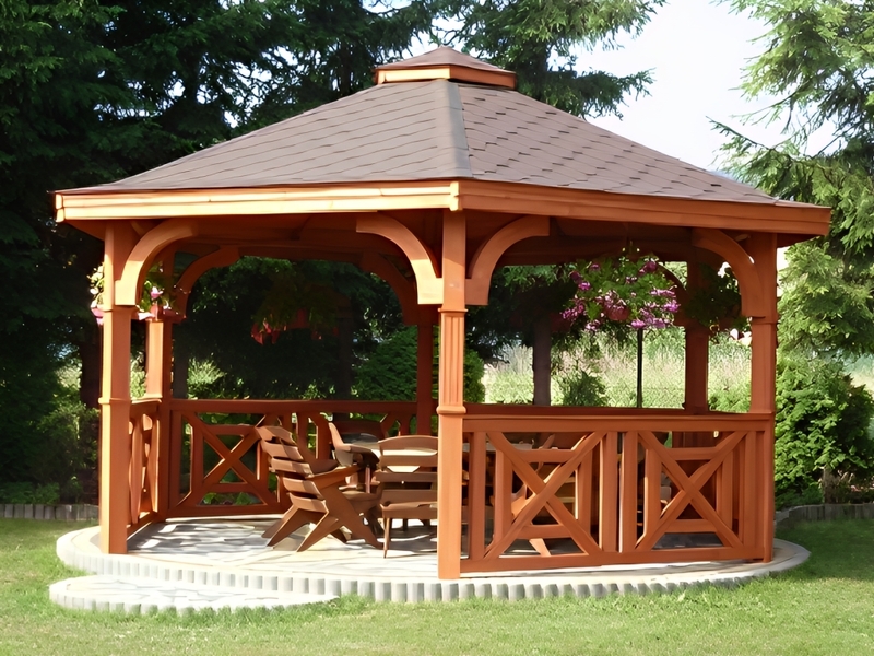 Altana 17 drewniana sosnowa sześciokątna, ryflowane słupy.