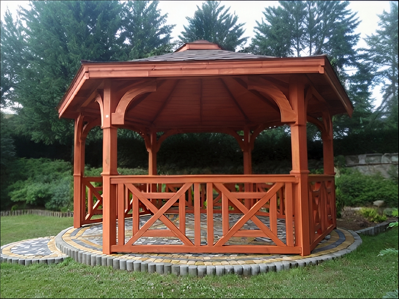 Altana 17 drewniana sosnowa sześciokątna, ryflowane słupy.