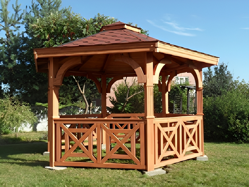 Altana 17 drewniana sosnowa sześciokątna, ryflowane słupy.