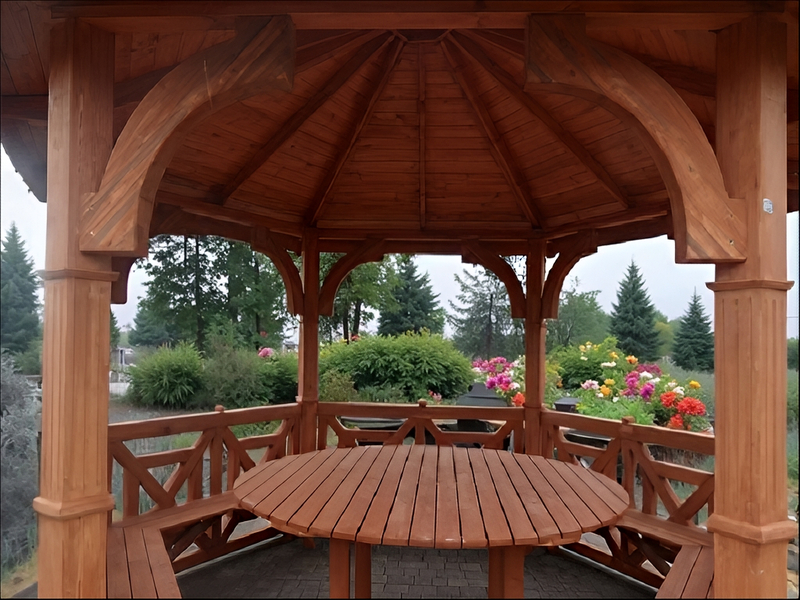 Altana 17 drewniana sosnowa sześciokątna, ryflowane słupy.