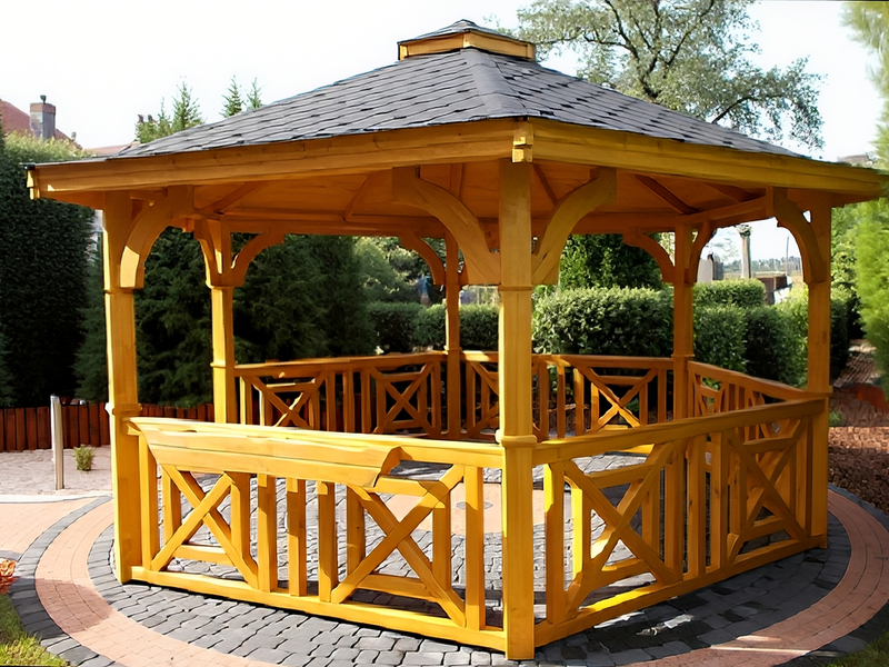 Altana 17 drewniana sosnowa sześciokątna, ryflowane słupy.