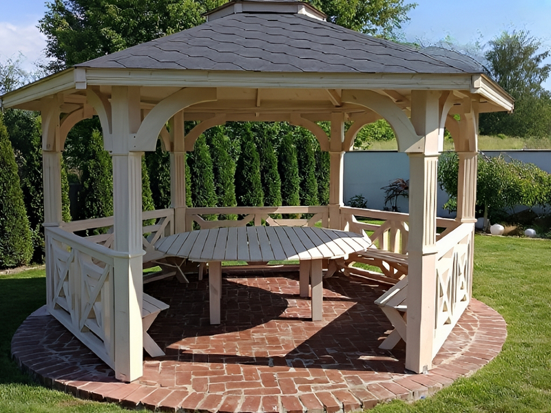 Altana 17 drewniana sosnowa sześciokątna, ryflowane słupy.