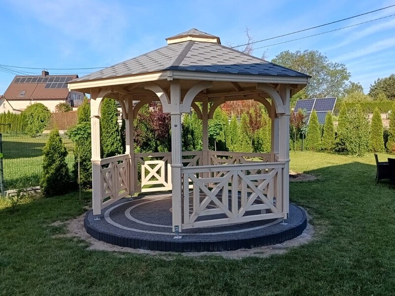 Altana 17 drewniana sosnowa sześciokątna, ryflowane słupy.