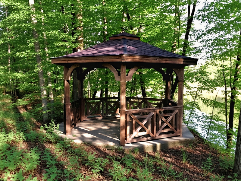 Altana 17 drewniana sosnowa sześciokątna, ryflowane słupy.