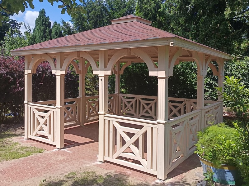 Altana 18 drewniana sosnowa czterokątna, ryflowane słupy.