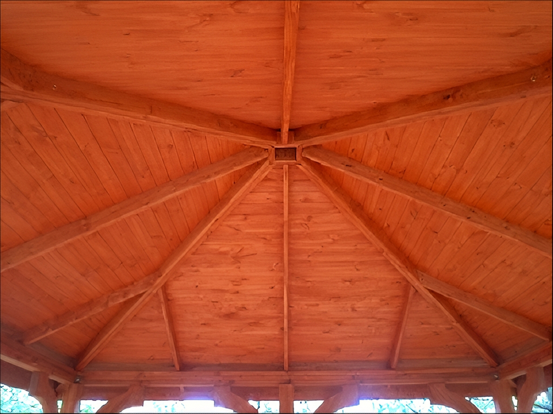 Altana 18 drewniana sosnowa czterokątna, ryflowane słupy.