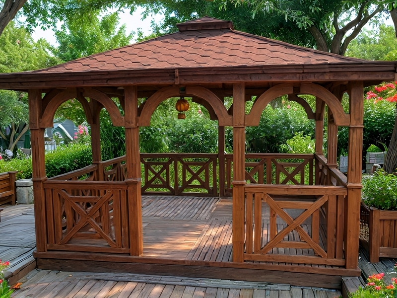 Altana 18 drewniana sosnowa czterokątna, ryflowane słupy.