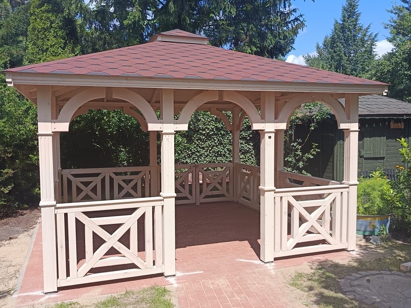 Altana 18 drewniana sosnowa czterokątna, ryflowane słupy.