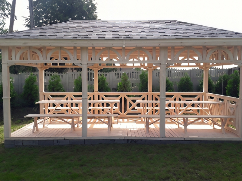 Altana 22 sosnowa prostokątna, ryflowane słupy.