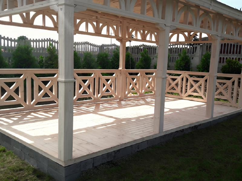 Altana 22 sosnowa prostokątna, ryflowane słupy.