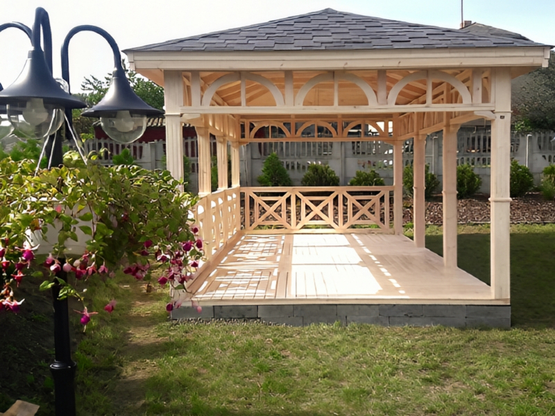 Altana 22 sosnowa prostokątna, ryflowane słupy.