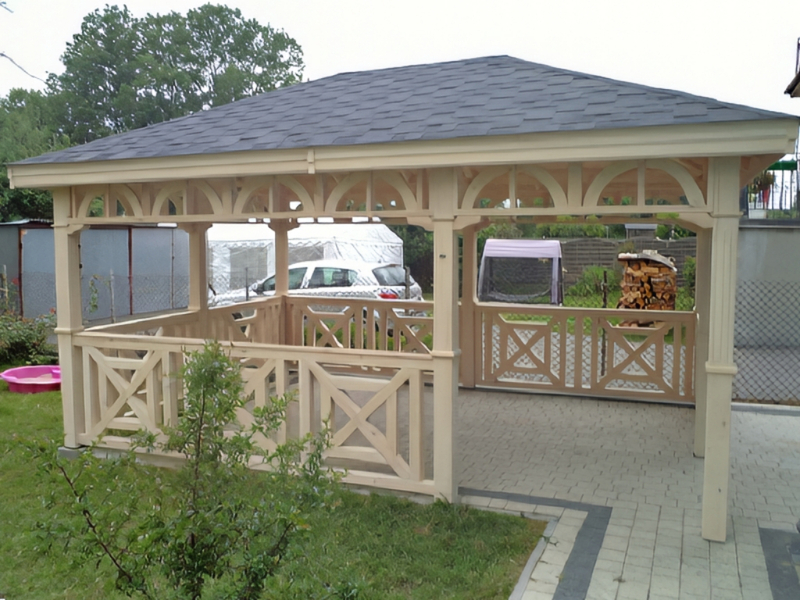 Altana 22 sosnowa prostokątna, ryflowane słupy.