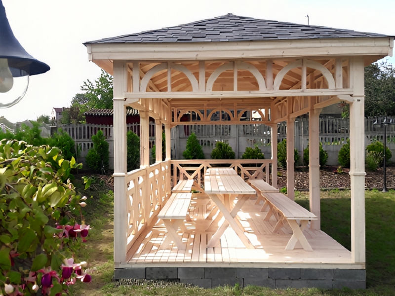 Altana 22 sosnowa prostokątna, ryflowane słupy.