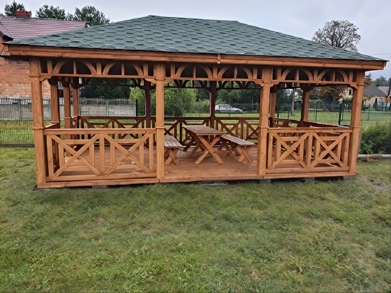 Altana 22 sosnowa prostokątna, ryflowane słupy.