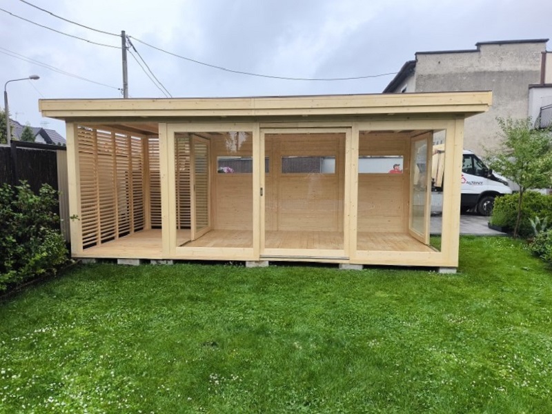 Nowoczesna przeszklona altana z sosny z przesuwnymi drzwiami i zadaszonym tarasem